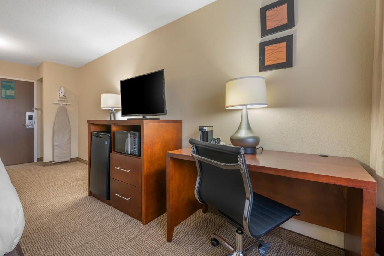 Comfort Inn & Suites North At The Pyramids Indianapolis Extérieur photo