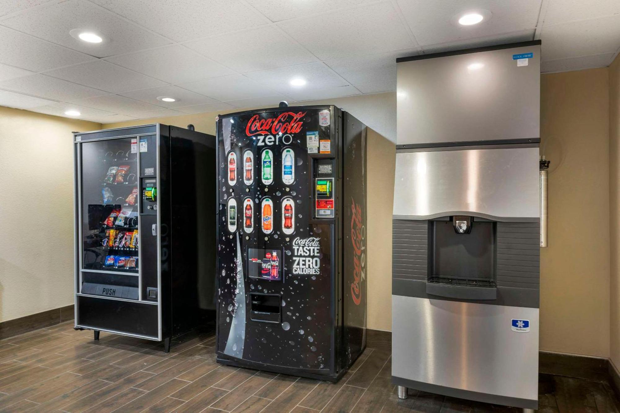 Comfort Inn & Suites North At The Pyramids Indianapolis Extérieur photo