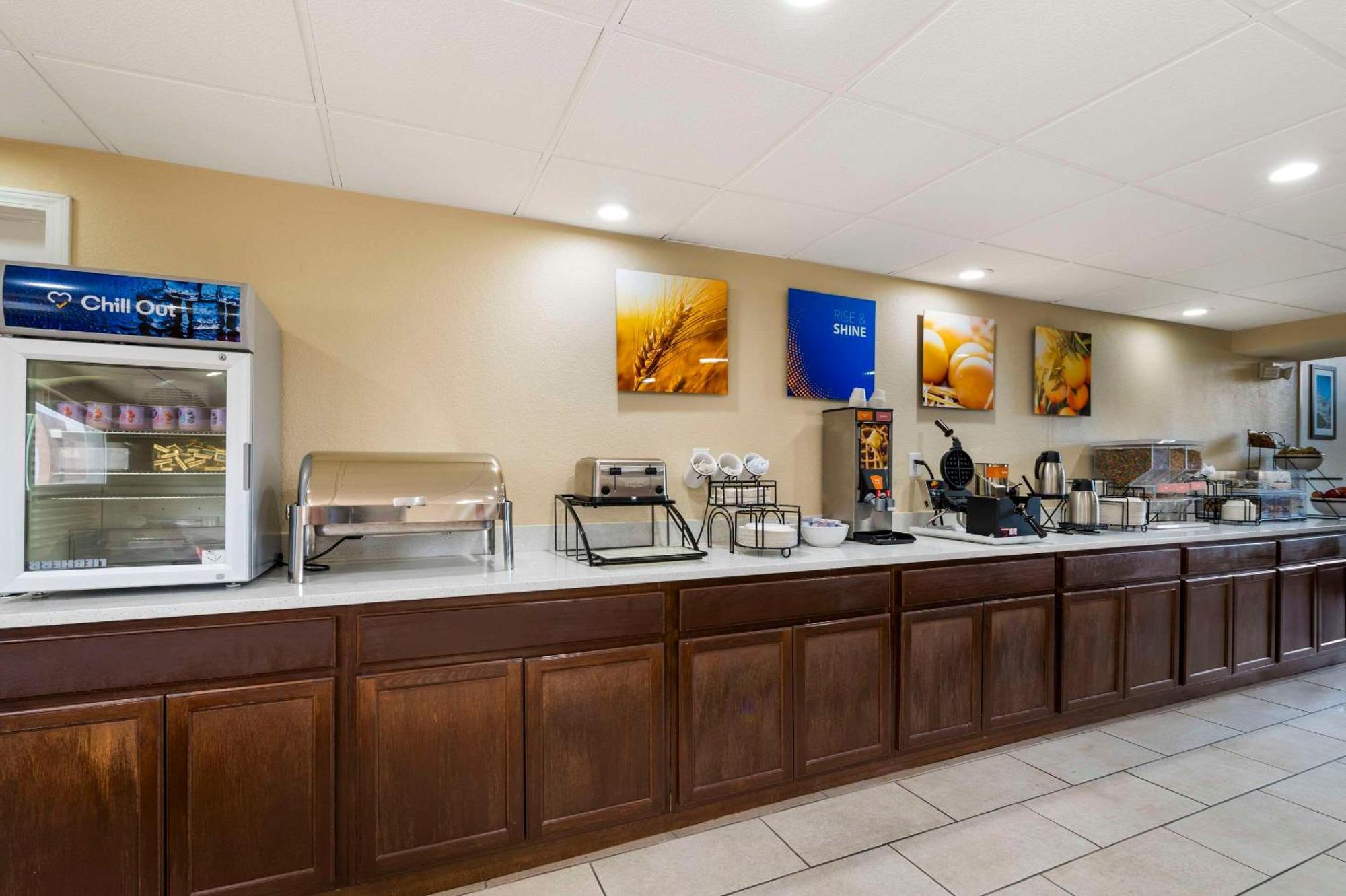 Comfort Inn & Suites North At The Pyramids Indianapolis Extérieur photo