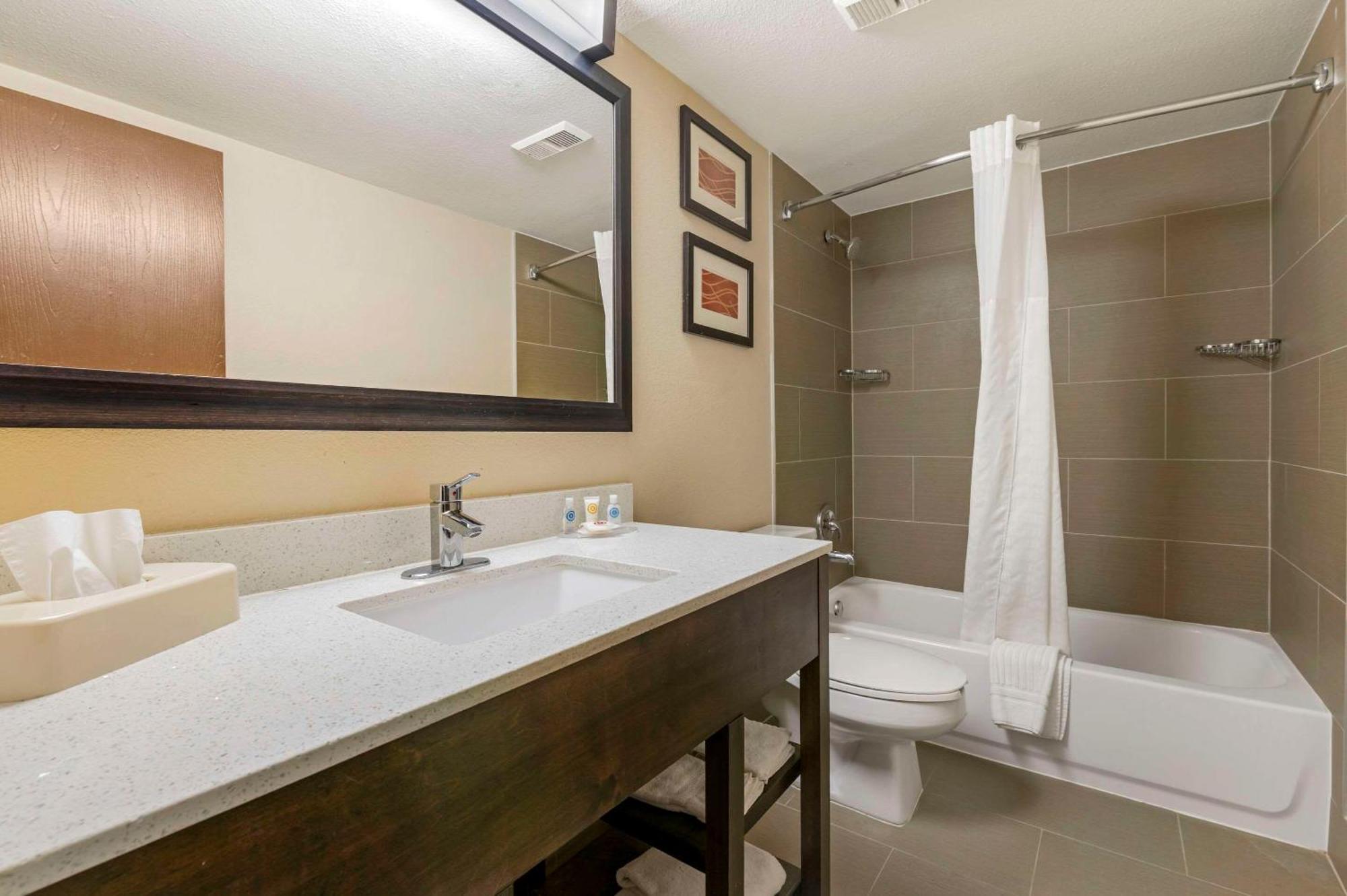 Comfort Inn & Suites North At The Pyramids Indianapolis Extérieur photo