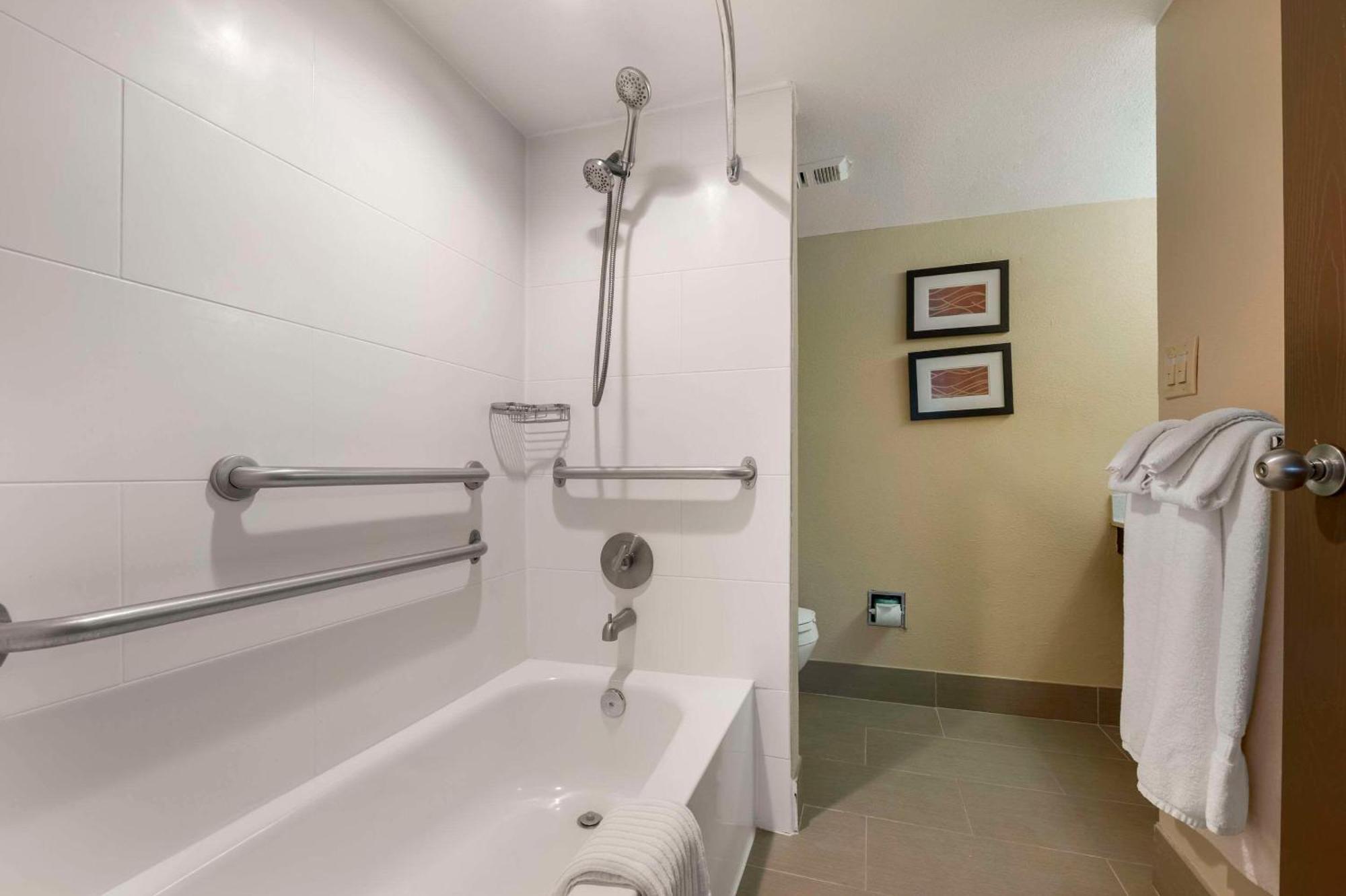 Comfort Inn & Suites North At The Pyramids Indianapolis Extérieur photo