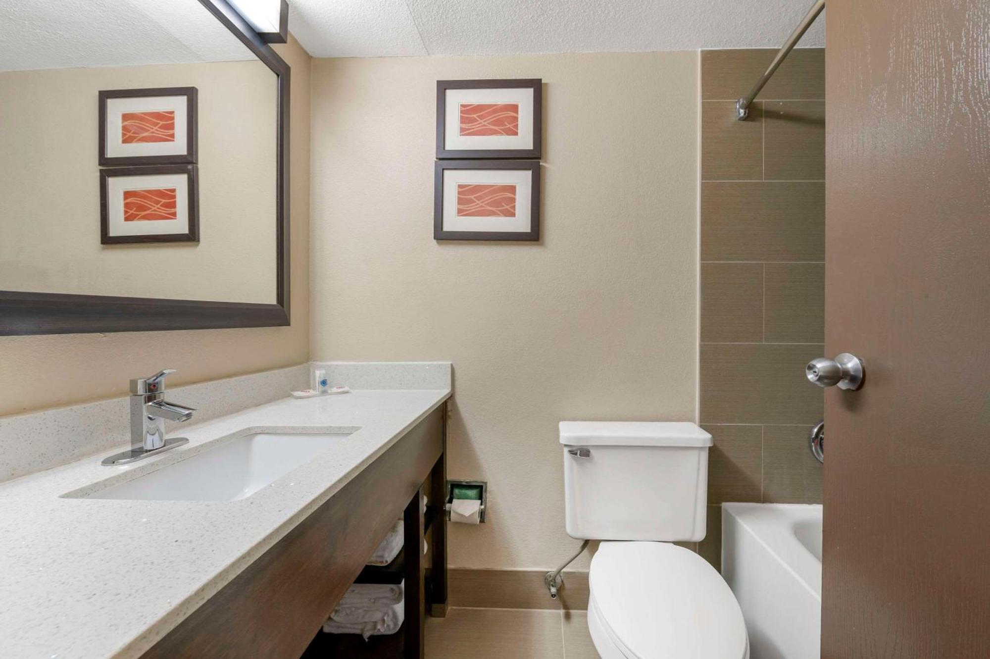 Comfort Inn & Suites North At The Pyramids Indianapolis Extérieur photo