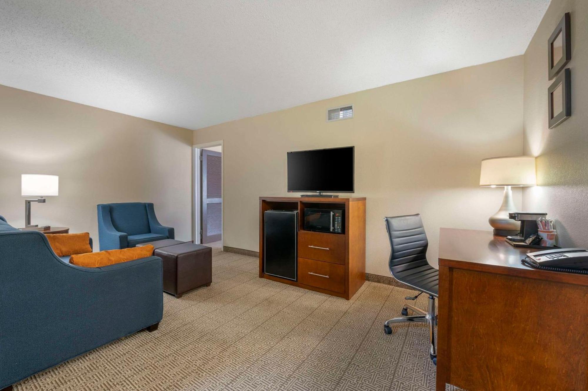 Comfort Inn & Suites North At The Pyramids Indianapolis Extérieur photo