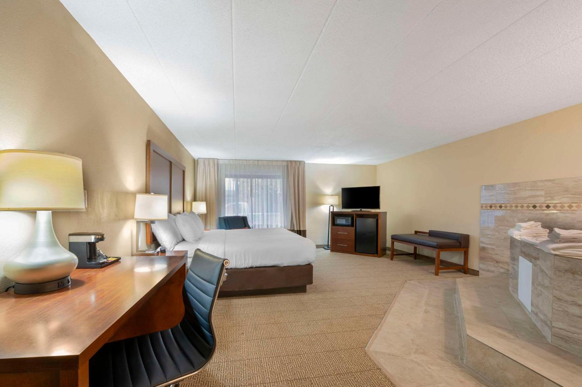 Comfort Inn & Suites North At The Pyramids Indianapolis Extérieur photo