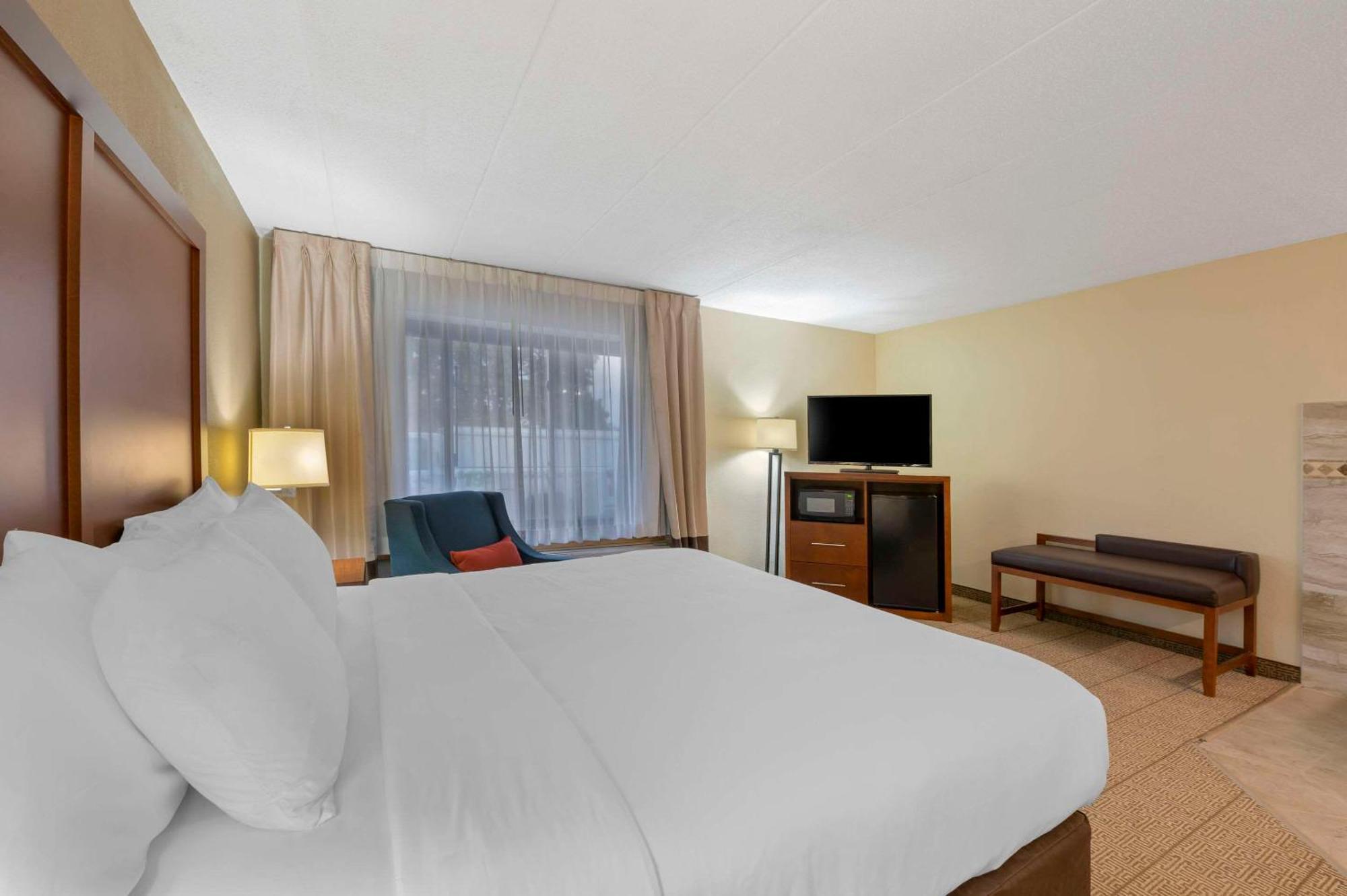 Comfort Inn & Suites North At The Pyramids Indianapolis Extérieur photo