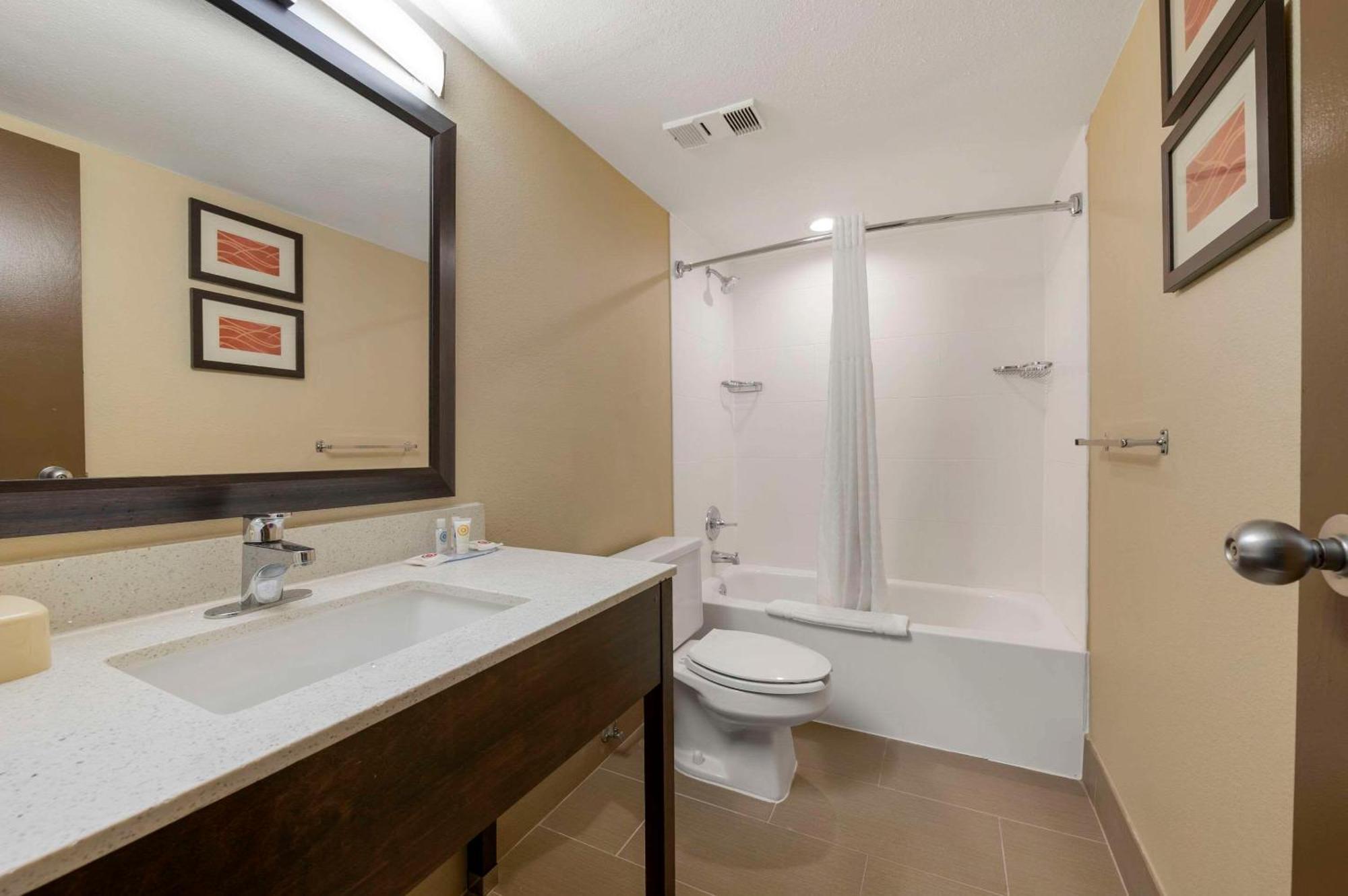 Comfort Inn & Suites North At The Pyramids Indianapolis Extérieur photo