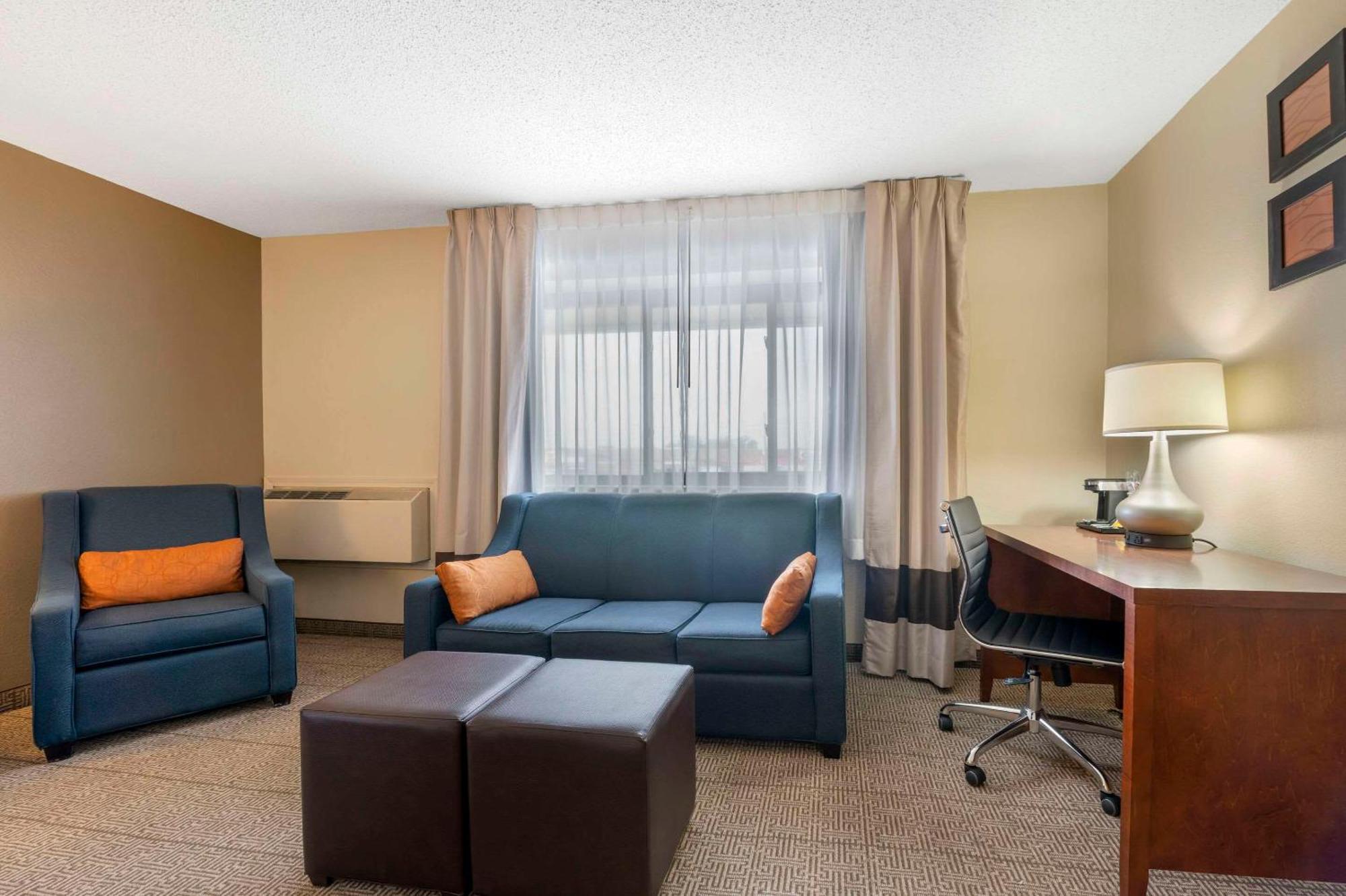 Comfort Inn & Suites North At The Pyramids Indianapolis Extérieur photo