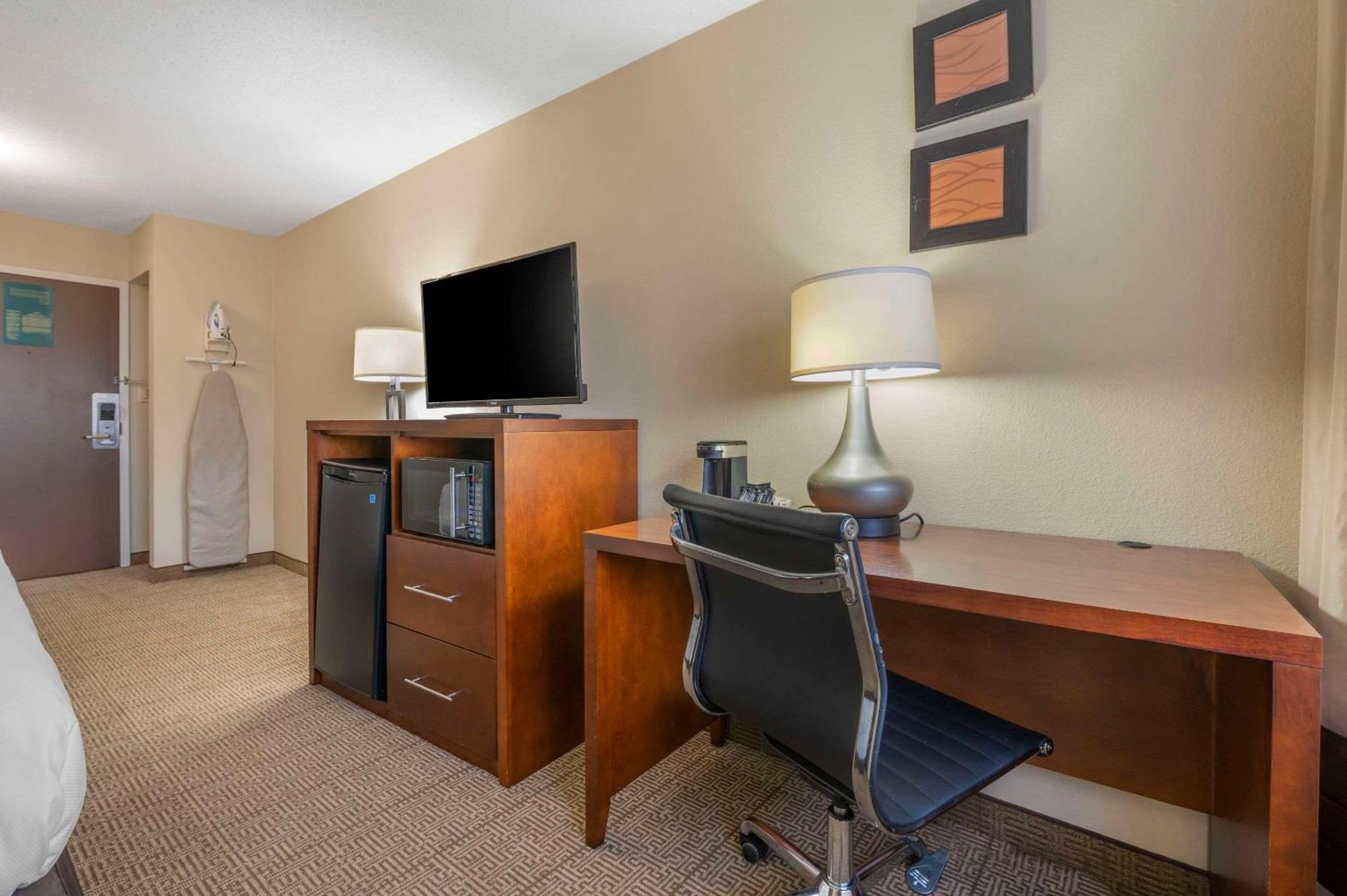 Comfort Inn & Suites North At The Pyramids Indianapolis Extérieur photo