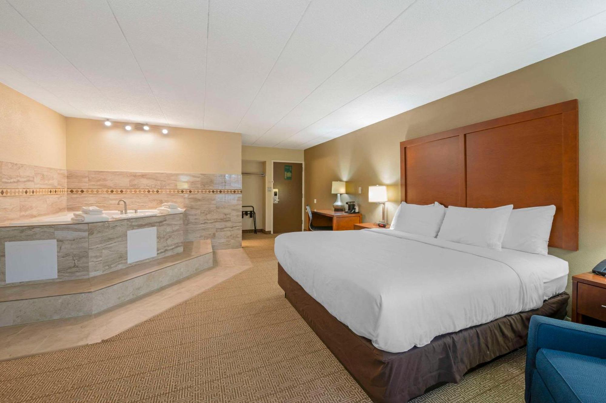 Comfort Inn & Suites North At The Pyramids Indianapolis Extérieur photo